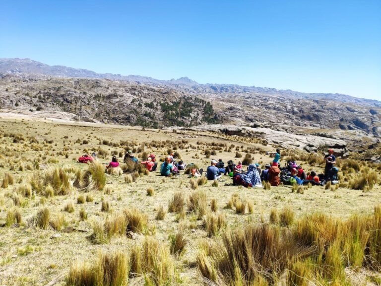 Grupo descansando en el pastizal camino al cerro Champaquí