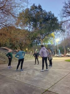 Grupo entrenando al aire libre en Puerto Madero