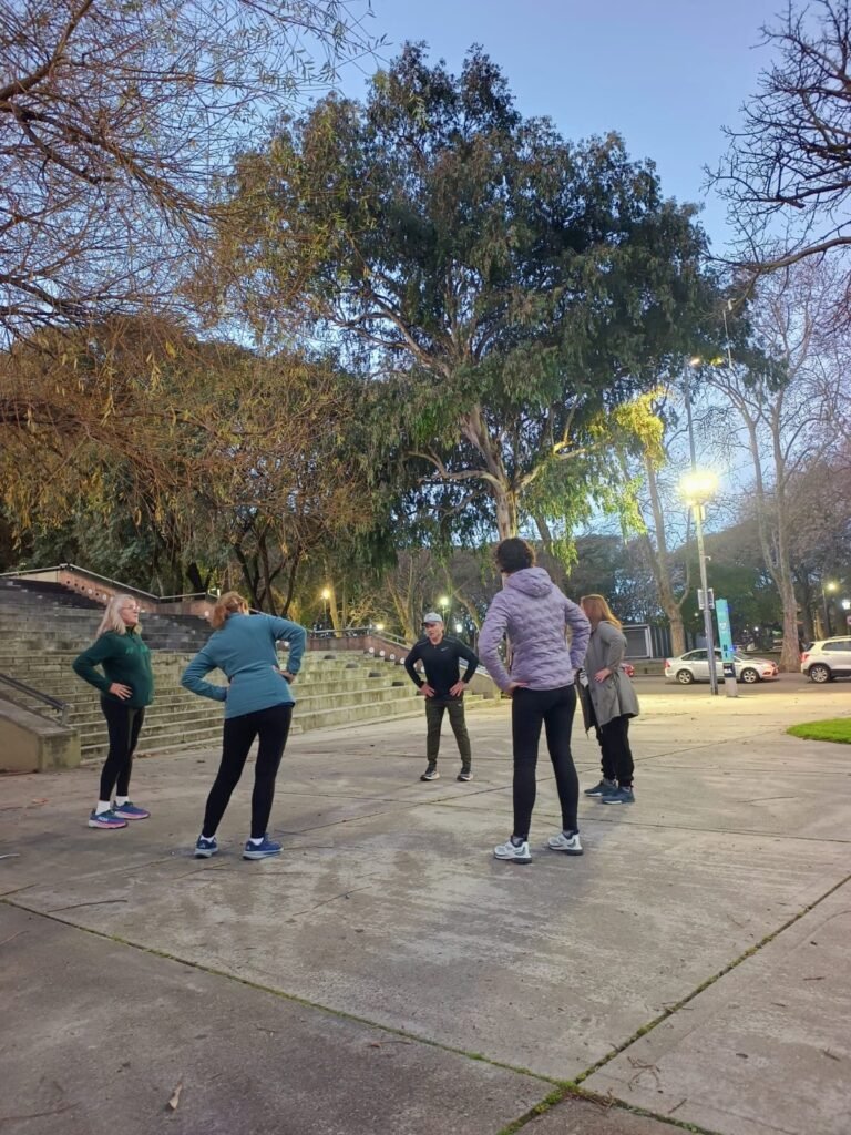 Grupo entrenando al aire libre en Puerto Madero