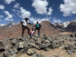Grupo sobre las piedras en Vallecitos, con cerros de fondo