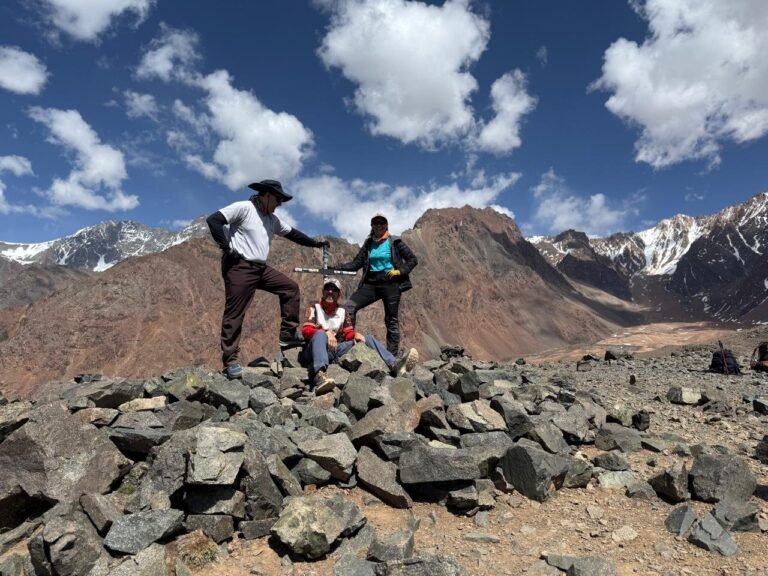 Grupo sobre las piedras en Vallecitos, con cerros de fondo