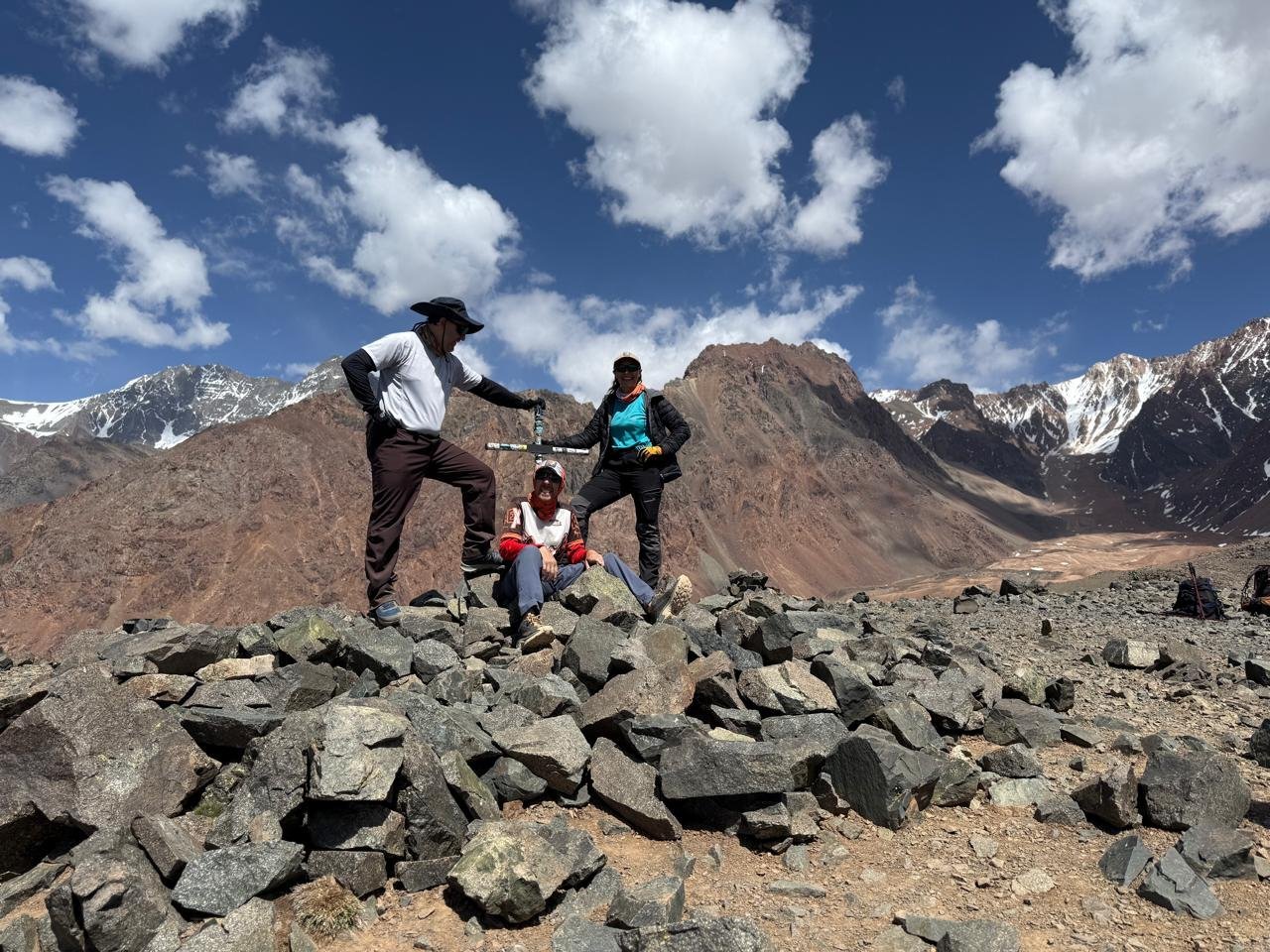 Grupo sobre las piedras en Vallecitos, con cerros de fondo