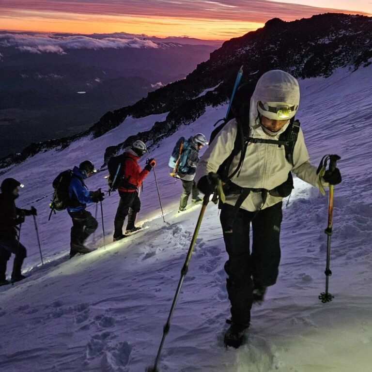 Cordada subiendo por la nieve del Lanín al amanecer