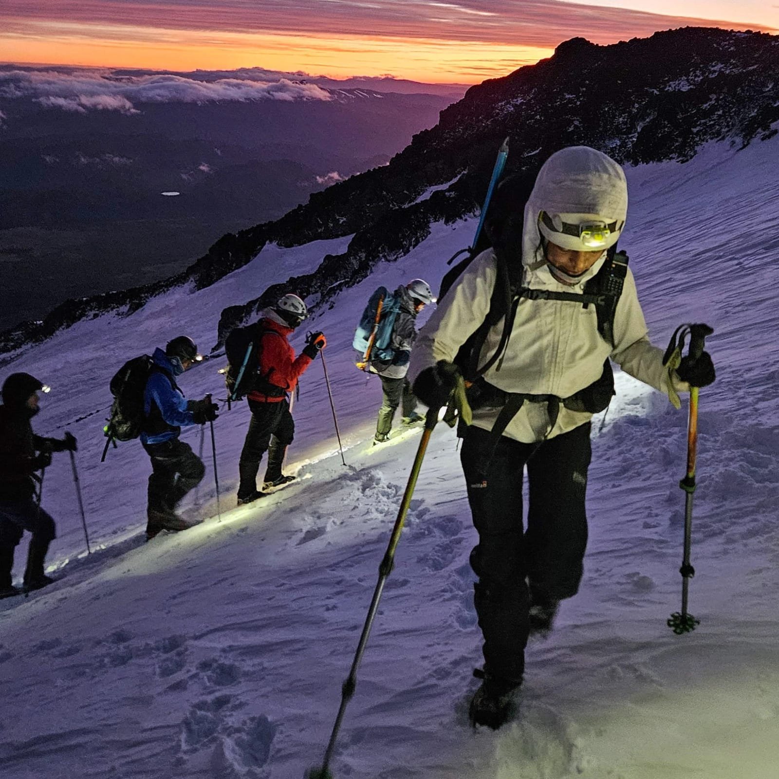 Cordada subiendo por la nieve del Lanín al amanecer